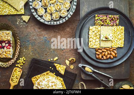 Des variétés de bonbons et de bonbons traditionnels pour célébrer « l'anniversaire du prophète Mahomet ». Vue de dessus avec espace de copie. Banque D'Images