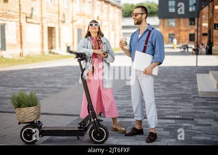 Des collègues élégants se rencontrent en plein air Banque D'Images