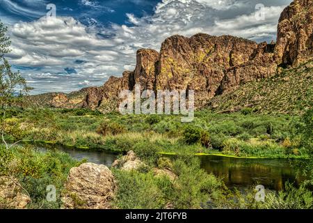 La mousson surmonte les falaises de Bulldog et la rivière Salt dans le désert de Sonoran près de Phoenix, en Arizona Banque D'Images