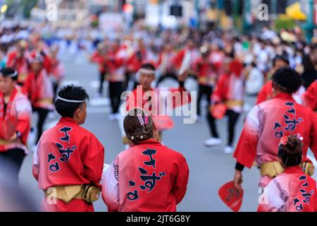 Tokushima, Japon - 12 août 2022 : artistes en vêtements traditionnels rouge vif au festival Amaodori Banque D'Images
