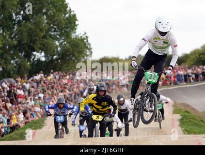 Alfie Bax en route pour la finale Homme 17-18 au cours du deuxième jour des championnats britanniques BMX 2022 qui se sont tenus à Bournemouth BMX Track, à Bournemouth. Date de la photo: Dimanche 28 août 2022. Banque D'Images