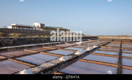 Bâtiment du musée et les salines devant, mines extraire et produire du sel par une méthode traditionnelle et artisanale à Salinas del Carmen Banque D'Images