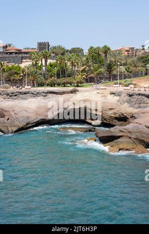 Station balnéaire exclusive dans le sud de l'île, populaire pour les hôtels haut de gamme, centres commerciaux, restaurants et bars, Playa del Duque, Costa Adeje Banque D'Images