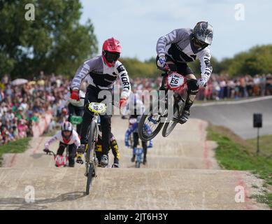 Jimmy Criddle (à droite) en route pour remporter la finale Homme 14 au cours du deuxième jour des championnats britanniques BMX 2022 qui se sont tenus à Bournemouth BMX Track, à Bournemouth. Date de la photo: Dimanche 28 août 2022. Banque D'Images