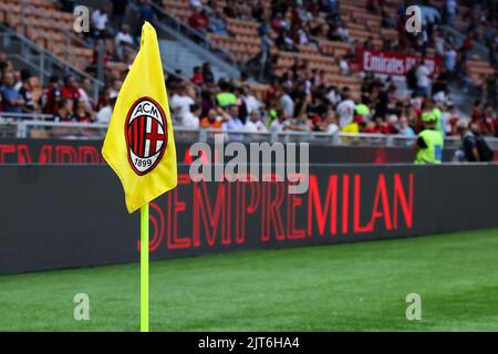 Drapeau d'Un Milan pendant la série Un match de football 2022/23 entre l'AC Milan et le FC de Bologne au stade Giuseppe Meazza, Milan, Italie sur 27 août 2022 Banque D'Images