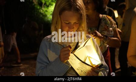 Los Angeles, États-Unis. 27th août 2022. Une jeune fille prépare une lanterne désireuse pour célébrer le prochain festival chinois traditionnel de la mi-automne à la bibliothèque Huntington de Los Angeles, aux États-Unis, le 27 août 2022. La bibliothèque historique de Huntington, les collections d'art et les jardins botaniques du comté de Los Angeles ont organisé une grande célébration samedi pour le festival chinois traditionnel de la mi-automne. Credit: Zeng hui/Xinhua/Alay Live News Banque D'Images