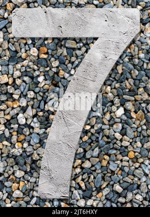 Numéro 7 avec texture de béton, sur fond de pierres Banque D'Images