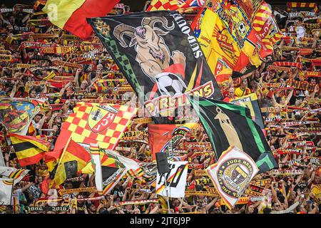 Rennes, France. 27th août 2022. Supporters of Lens lors du championnat de France match de football de la Ligue 1 entre RC Lens et le Stade Rennais (Rennes) sur 27 août 2022 au stade Bolaert-Delelis de Lens, France - photo: Matthieu Mirville/DPPI/LiveMedia crédit: Agence photo indépendante/Alamy Live News Banque D'Images