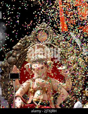 Mumbai, Maharashtra, Inde. 28th août 2022. Les gens portent l'éléphant dirigé hindou idol lord Ganesha au pantal pour le prochain festival Ganesh Chaturthi à Mumbai, Inde, 28 août, 2022. (Credit image: © Indranil Aditya/ZUMA Press Wire) Credit: ZUMA Press, Inc./Alamy Live News Banque D'Images