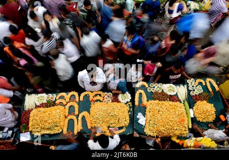 Mumbai, Maharashtra, Inde. 28th août 2022. Les gens se sont hrong à un marché aux fleurs avant le prochain festival Ganesh Chaturthi à Mumbai, Inde, 28 août, 2022. (Credit image: © Indranil Aditya/ZUMA Press Wire) Credit: ZUMA Press, Inc./Alamy Live News Banque D'Images