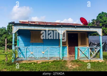 Punta Cana/ République Dominicaine - 15 juin 2016: Maison simple en bois sur la plantation dans la partie rurale de l'île. Banque D'Images