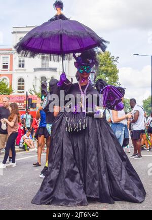 Londres, Royaume-Uni. 28th août 2022. Un participant porte un costume flamboyant le jour de l'ouverture alors que le carnaval de Notting Hill revient après deux ans d'absence. Credit: Vuk Valcic/Alamy Live News Banque D'Images