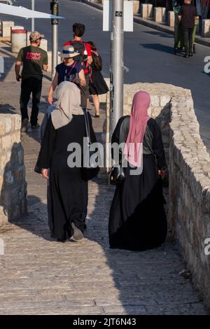 Deux femmes arabes portant le hijab marchent dans les rues de Jaffa Banque D'Images