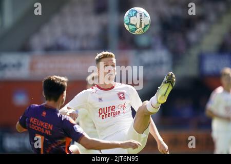 Utrecht, pays-Bas. 28th août 2022. VOLENDAM - (lr) Daryl van MIEGHEM du FC Volendam, Gijs Smal du FC Twente pendant le match hollandais entre le FC Volendam et le FC Twente au stade de Kras sur 28 août 2022 à Volendam, aux pays-Bas. ANP ROY LAZET crédit: ANP/Alamy Live News Banque D'Images