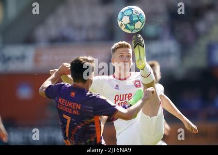 Utrecht, pays-Bas. 28th août 2022. VOLENDAM - (lr) Daryl van MIEGHEM du FC Volendam, Gijs Smal du FC Twente pendant le match hollandais entre le FC Volendam et le FC Twente au stade de Kras sur 28 août 2022 à Volendam, aux pays-Bas. ANP ROY LAZET crédit: ANP/Alamy Live News Banque D'Images