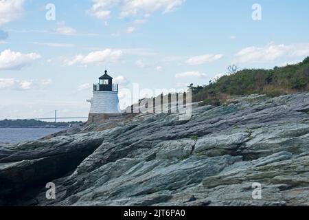 Le phare de Castle Hill à Newport, Rhode Island, surplombe la baie de Narragansett et le pont de Newport depuis un rivage rocheux -13 Banque D'Images