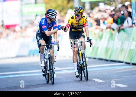 Stuttgart, Allemagne. 28th août 2022. Scott Thwaites (l) de Grande-Bretagne et Team Alpecin-Deceuninck et Tobias Foss de Norvège et Jumbo - l'équipe de Visma réagit à la fin de l'étape 4th du Tour d'Allemagne après la ligne d'arrivée à Stuttgart. L'année 4th et donc la dernière étape du Tour d'Allemagne commence aujourd'hui à Schiltach et se termine à Stuttgart. Crédit : Tom Weller/dpa/Alay Live News Banque D'Images