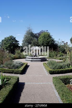 Fontaine de dauphin et petite maison d'été de style gréco-romain / belvédère. Jardin de physique de Cowbridge. Cowbridge, vallée de Glamorgan, près de Cardiff. Août 2022 Banque D'Images