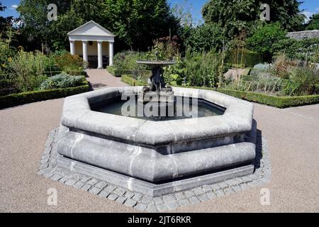 Fontaine de dauphin et petite maison d'été de style gréo/romain / belvédère.jardin physique de Cowbridge,. Cowbridge, vallée de Glamorgan, près de Cardiff. Août 2022 Banque D'Images