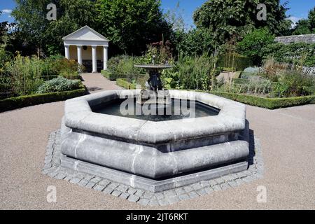 Fontaine de dauphin et petite maison d'été de style gréo/romain / belvédère.jardin physique de Cowbridge,. Cowbridge, vallée de Glamorgan, près de Cardiff. Août 2022 Banque D'Images