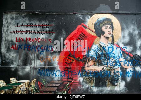 Marseille, France. 28th août 2022. COMBO Culture Kidnapper, est un artiste de rue français qui a commencé par faire l'art du graffiti en 2003 dans le sud de la France. Après sept années passées à peindre de Monaco à Marseille, il s'installe à Paris en 2010 et devient directeur artistique d'une importante agence de publicité. Mettant de côté ses bombes de peinture en aérosol, il a ensuite commencé à faire de la pâte de blé. L’œuvre de Combo se concentre sur le détournement visuel, comme l’illustre sa série de dessins animés dans laquelle il manipule des images emblématiques, en remplaçant certains éléments par d’autres extraits des bandes dessinées ou de l’univers des jeux vidéo pour modifier ces images Banque D'Images