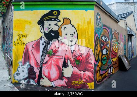 Marseille, France. 28th août 2022. COMBO Culture Kidnapper, est un artiste de rue français qui a commencé par faire l'art du graffiti en 2003 dans le sud de la France. Après sept années passées à peindre de Monaco à Marseille, il s'installe à Paris en 2010 et devient directeur artistique d'une importante agence de publicité. Mettant de côté ses bombes de peinture en aérosol, il a ensuite commencé à faire de la pâte de blé. L’œuvre de Combo se concentre sur le détournement visuel, comme l’illustre sa série de dessins animés dans laquelle il manipule des images emblématiques, en remplaçant certains éléments par d’autres extraits des bandes dessinées ou de l’univers des jeux vidéo pour modifier ces images Banque D'Images