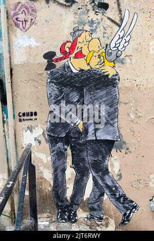 Marseille, France. 28th août 2022. COMBO Culture Kidnapper, est un artiste de rue français qui a commencé par faire l'art du graffiti en 2003 dans le sud de la France. Après sept années passées à peindre de Monaco à Marseille, il s'installe à Paris en 2010 et devient directeur artistique d'une importante agence de publicité. Mettant de côté ses bombes de peinture en aérosol, il a ensuite commencé à faire de la pâte de blé. L’œuvre de Combo se concentre sur le détournement visuel, comme l’illustre sa série de dessins animés dans laquelle il manipule des images emblématiques, en remplaçant certains éléments par d’autres extraits des bandes dessinées ou de l’univers des jeux vidéo pour modifier ces images Banque D'Images