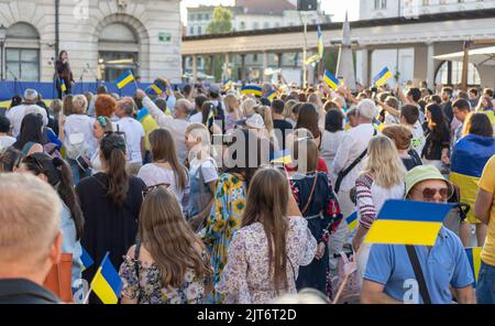 LJUBLJANA, SLOVÉNIE - 24 août 2022: Réunion du jour de l'indépendance de l'Ukraine. Personnes avec drapeaux et symboles nationaux Banque D'Images