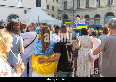 LJUBLJANA, SLOVÉNIE - 24 août 2022: Réunion du jour de l'indépendance de l'Ukraine. Personnes avec drapeaux et symboles nationaux Banque D'Images