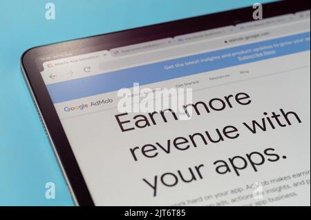New york, Etats-Unis - 20 août 2022 : navigation dans le service google AdMob sur l'écran de la tablette macro vue rapprochée en arrière-plan bleu Banque D'Images