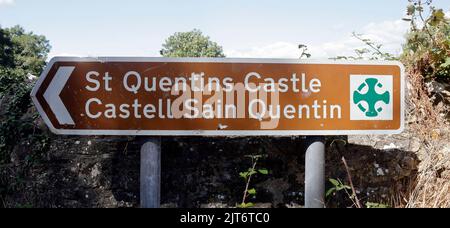 Panneau indiquant le château de St Quentin. Cowbridge, vallée de Glamorgan, près de Cardiff. Août 2022. Castell sain Quentin. Bilingue. Banque D'Images