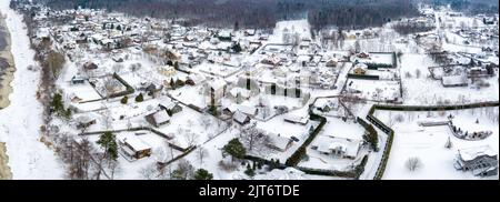 Village couvert de neige sur la mer Baltique Banque D'Images
