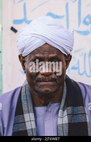 Louxor, Égypte - 07 novembre 2021 : gros plan Portrait du vieil homme égyptien local en vêtements traditionnels Banque D'Images