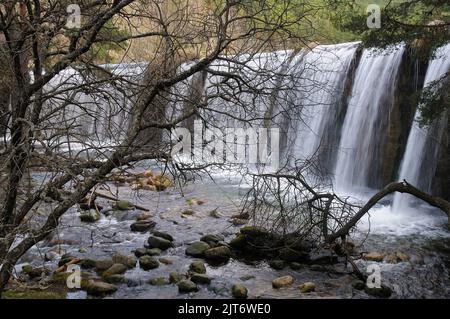 Le réservoir Pradillo dans le barrage de la Lozoya à Rascafría, Madrid. Parc national de la Sierra de Guadarrama. Banque D'Images