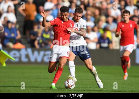 Brennan Johnson de Nottingham Forest combat avec Pierre-Emile Hojbjerg de Tottenham Hotspur lors du match de Premier League entre Nottingham Forest et Tottenham Hotspur au City Ground, Nottingham, le dimanche 28th août 2022. (Crédit : Jon Hobley | MI News) Banque D'Images