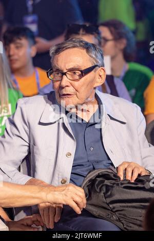 Un cliché vertical d'une personne âgée en audience pendant le Campus Polska 2022 à Olsztyn, Kortowo, Pologne Banque D'Images