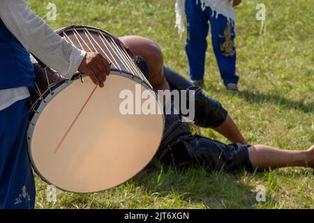 Bursa, Turquie - août 2022 : les batteurs en costumes traditionnels jouent des tambours au festival traditionnel de lutte contre le pétrole turc. Mise au point sélective. Banque D'Images