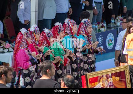 Bursa, Turquie - août 2022 : festival traditionnel turc de lutte contre le pétrole, l'équipe féminine de danse folklorique applaudit les lutteurs en costumes traditionnels de folklore. Mise au point sélective. Banque D'Images