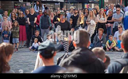 Édimbourg, Royaume-Uni. 28th août 2022. Edfrange avant-dernière journée, Édimbourg, Écosse, Royaume-Uni. Toujours occupé autour de High Street et Mound le deuxième dernier jour du Festival Fringe d'Édimbourg. Température 19 degrés centigrades. Se divertir en jonglant avec le feu. Credit: ArchWhite/alamy Live news. Crédit : Arch White/Alamy Live News Banque D'Images