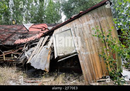 Détails de la caserne de tir de Tchernobyl qui a quitté la zone juste après la catastrophe. Barrack en bois écrasé Banque D'Images