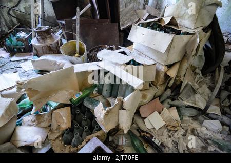 Détails de la caserne de tir de Tchernobyl qui a quitté la zone juste après la catastrophe. Anciens flacons vides dans des boîtes au premier plan Banque D'Images