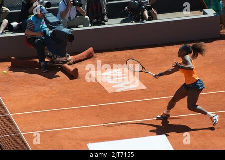 Serena Williams jouant au tennis au Mutua Madrid Open Banque D'Images