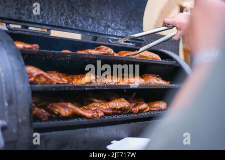 Griller le canard entier délicieux dans une machine à rôtir, gros plan Banque D'Images