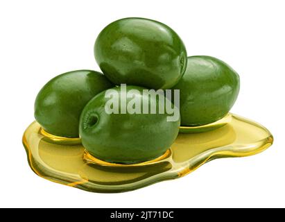 Olives vertes avec tache d'huile vierge extra isolée sur fond blanc Banque D'Images