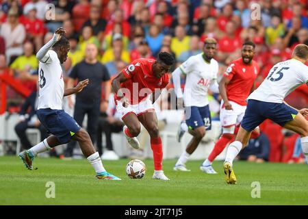 Taiwo Awoniyi de la forêt de Nottingham combat pour le ballon lors du match de la Premier League entre la forêt de Nottingham et Tottenham Hotspur au City Ground, Nottingham, le dimanche 28th août 2022. (Crédit : Jon Hobley | MI News) Banque D'Images