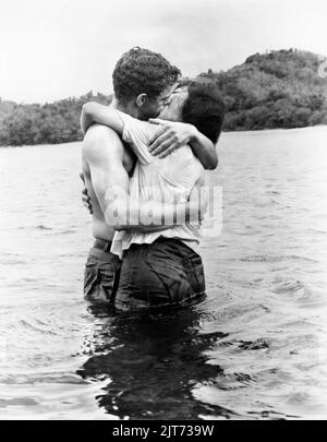 James MacArthur, Rita Moreno, sur le tournage du film, « Cry of Battle », artistes alliés, 1963 Banque D'Images