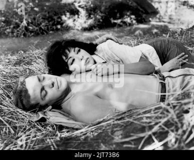 James MacArthur, Rita Moreno, sur le tournage du film, « Cry of Battle », artistes alliés, 1963 Banque D'Images