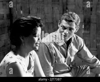 Liza Moreno, James MacArthur, sur le tournage du film, « Cry of Battle », artistes alliés, 1963 Banque D'Images