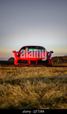 Un cliché vertical d'une Ferrari 488 GTB rouge. Belo Horizonte, Brésil. Banque D'Images