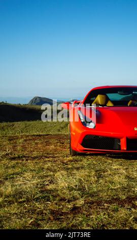 Un cliché vertical d'une Ferrari 488 GTB rouge. Belo Horizonte, Brésil. Banque D'Images